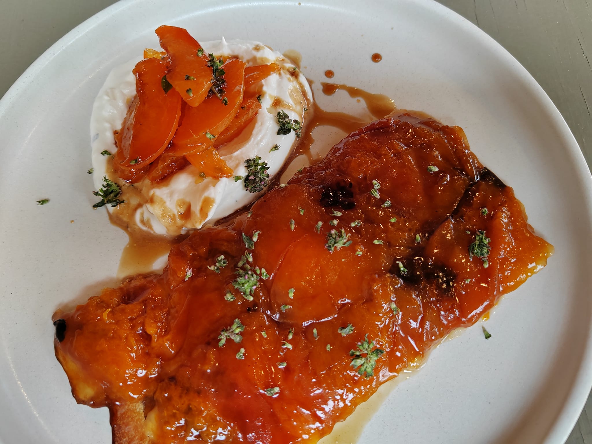 Tarte Tatin d’abricots avec sa chantilly à la mélisse - Ventrus avec vue par Timothée Deseine (été 2024)