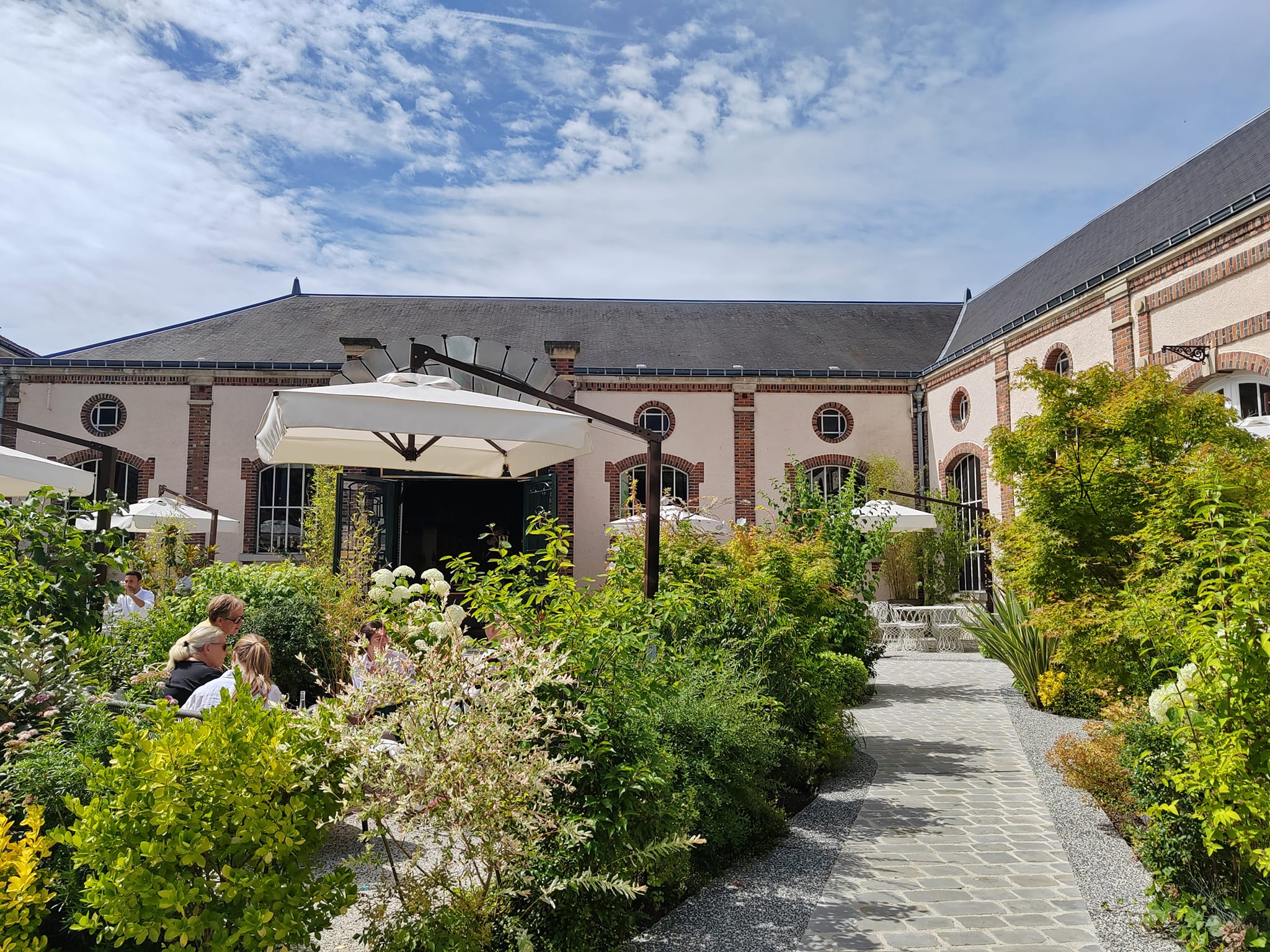 Première étape, dans le bel écrin de Perrier-Jouët, à Epernay.