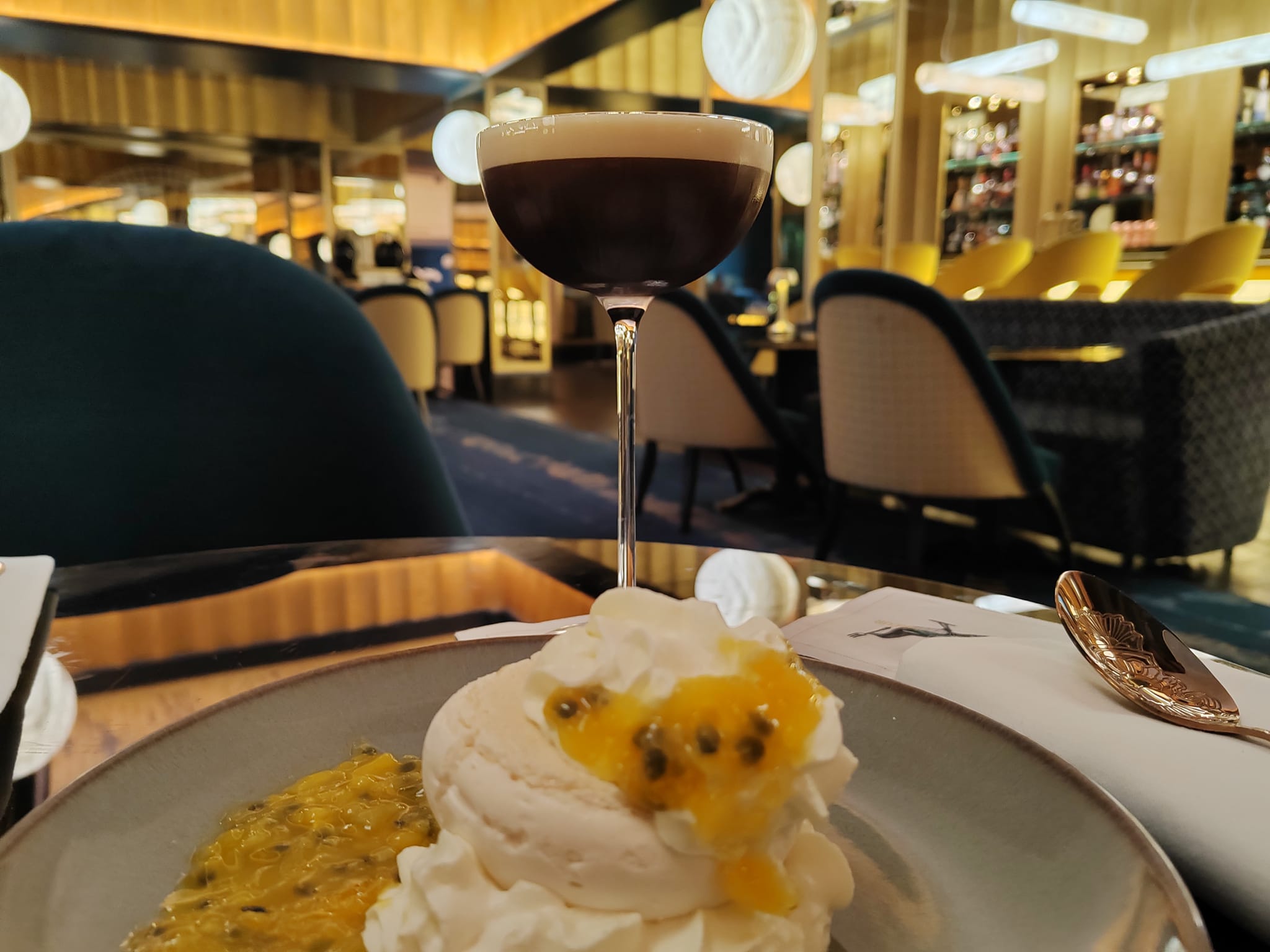 Espresso Martini et pavlova - Bar de l'Hôtel du Collectionneur - Paris