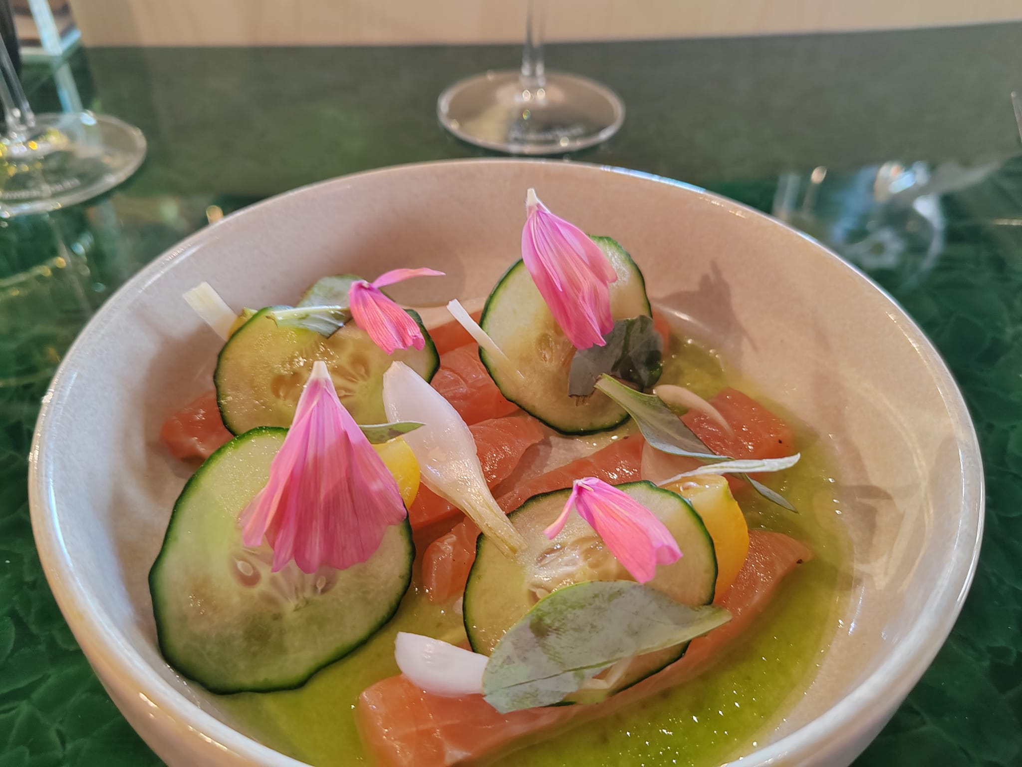 Leche de tigre au concombre, des pickles d’oignons nouveaux et une feuille de mertensia - Perrier-Jouët, Epernay