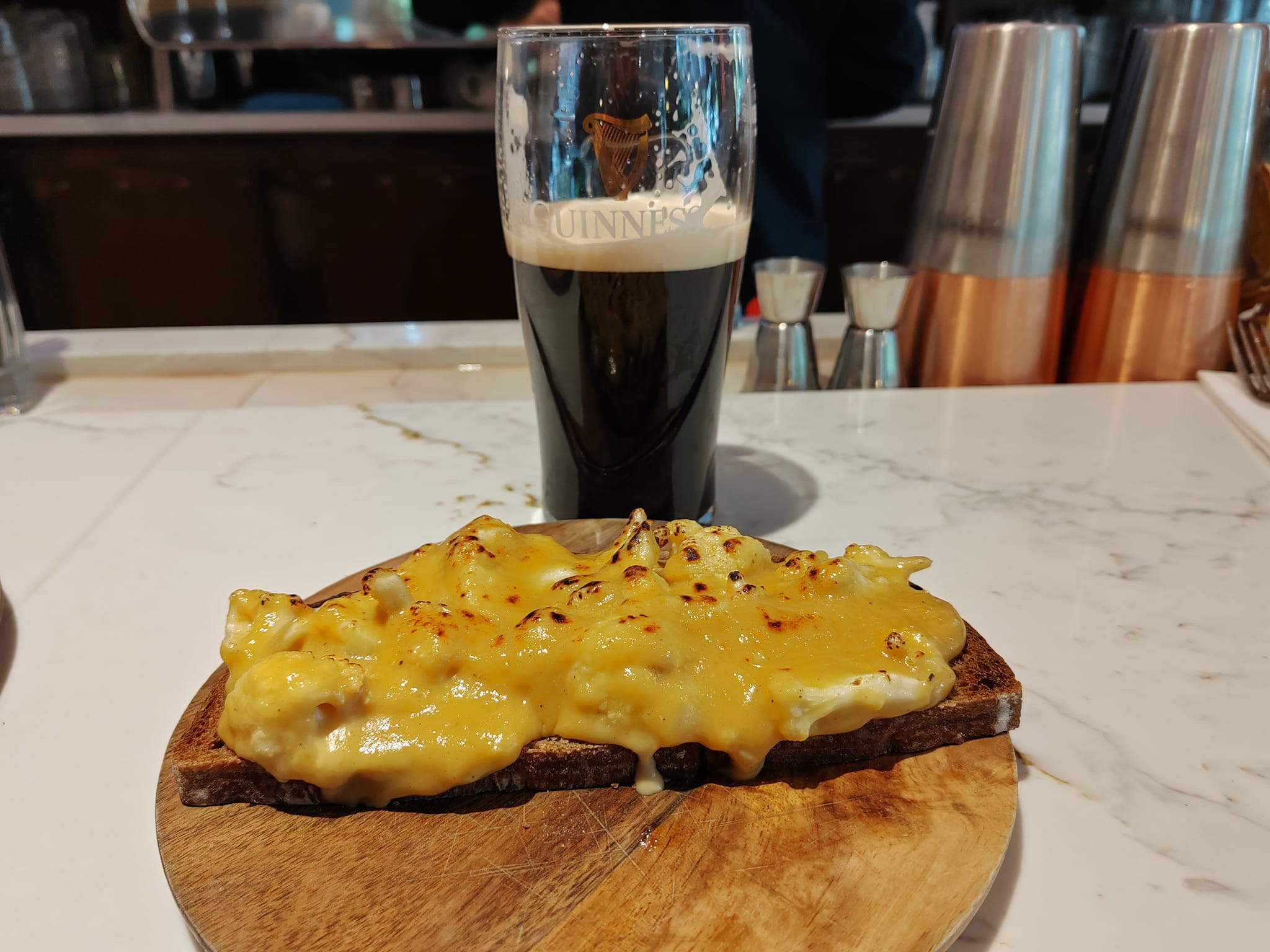 Tartine Welsh rarebit, sauce cheddar & Guinness, chou fleur au chalumeau - O'Sullivans Bar & Grill - Paris (Bastille)