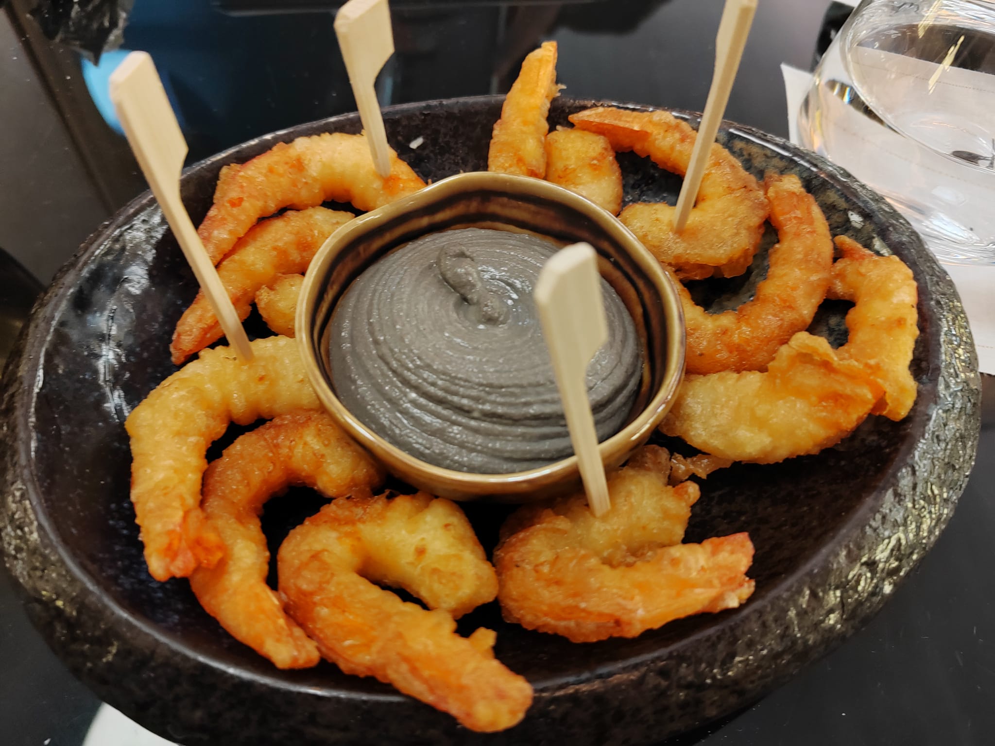 Beignets de crevette, black houmous au saté - Bar de l'Hôtel du Collectionneur - Paris