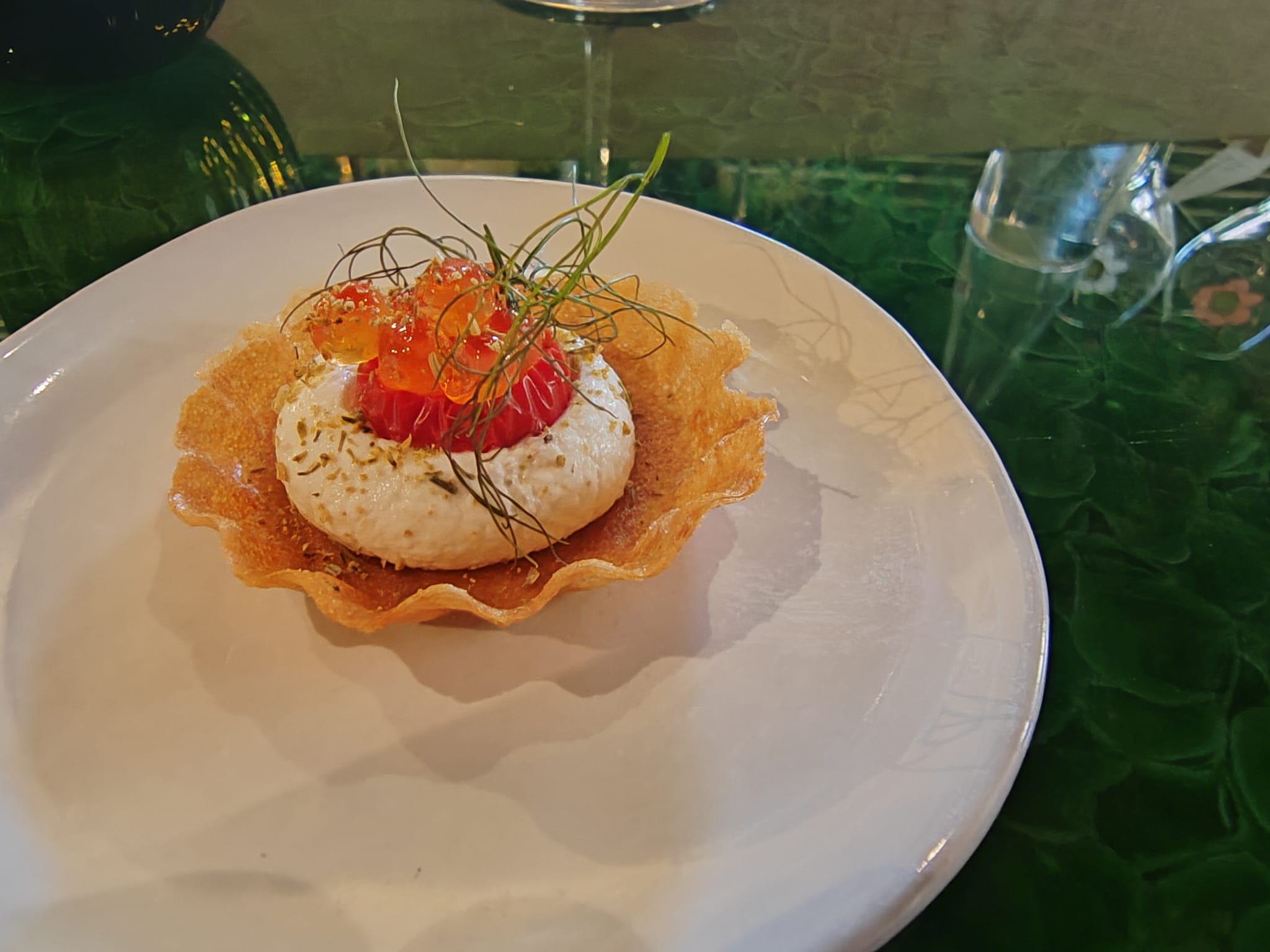 Tartelette à la tomate séchée, labneh aux fleurs, œufs de saumon et pollen de fenouil - Perrier-Jouët, à Epernay