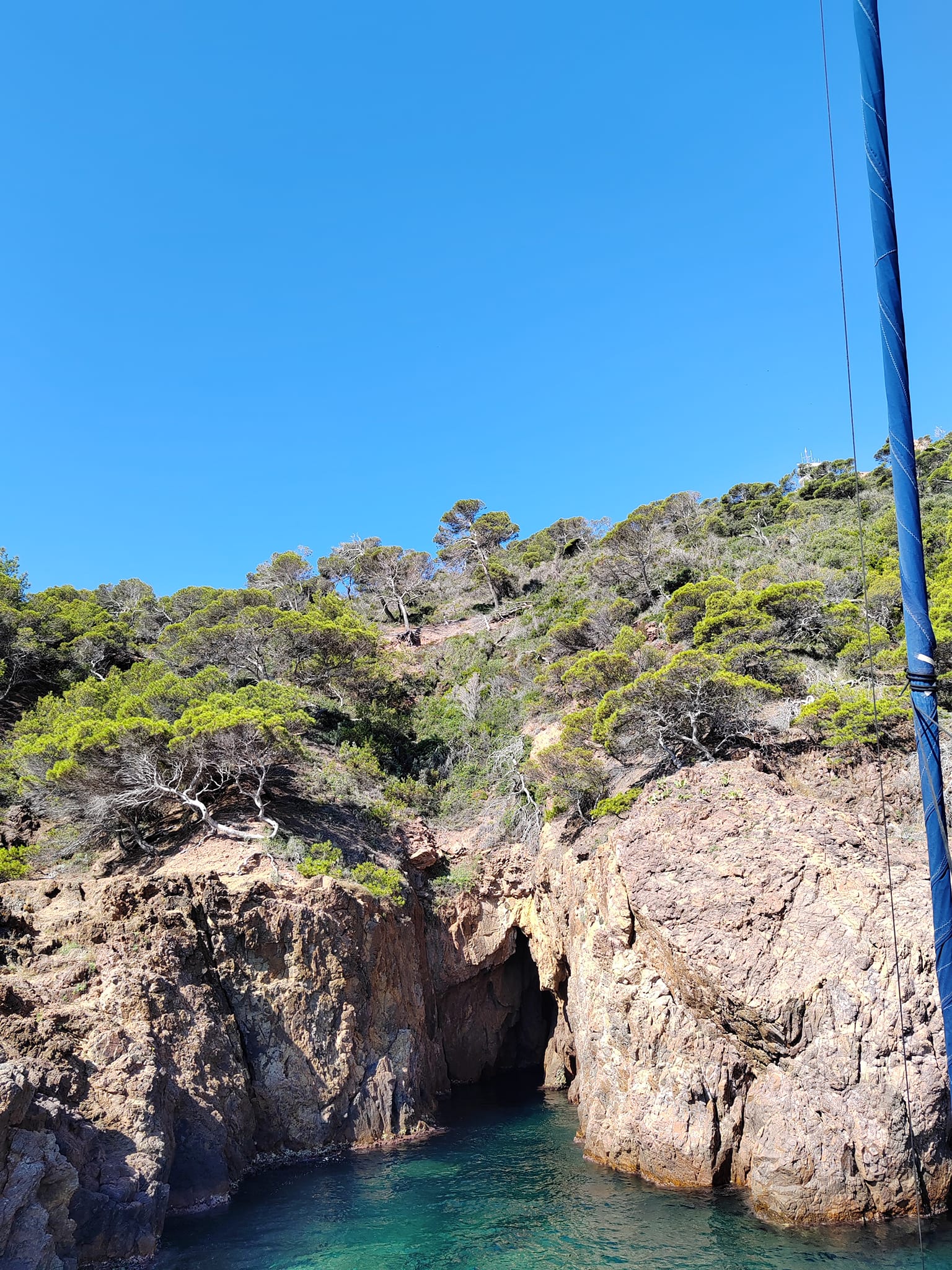 Calanques des contrebandiers - Croisière en mer au large de Saint-Raphaël par AMC Cape Grace