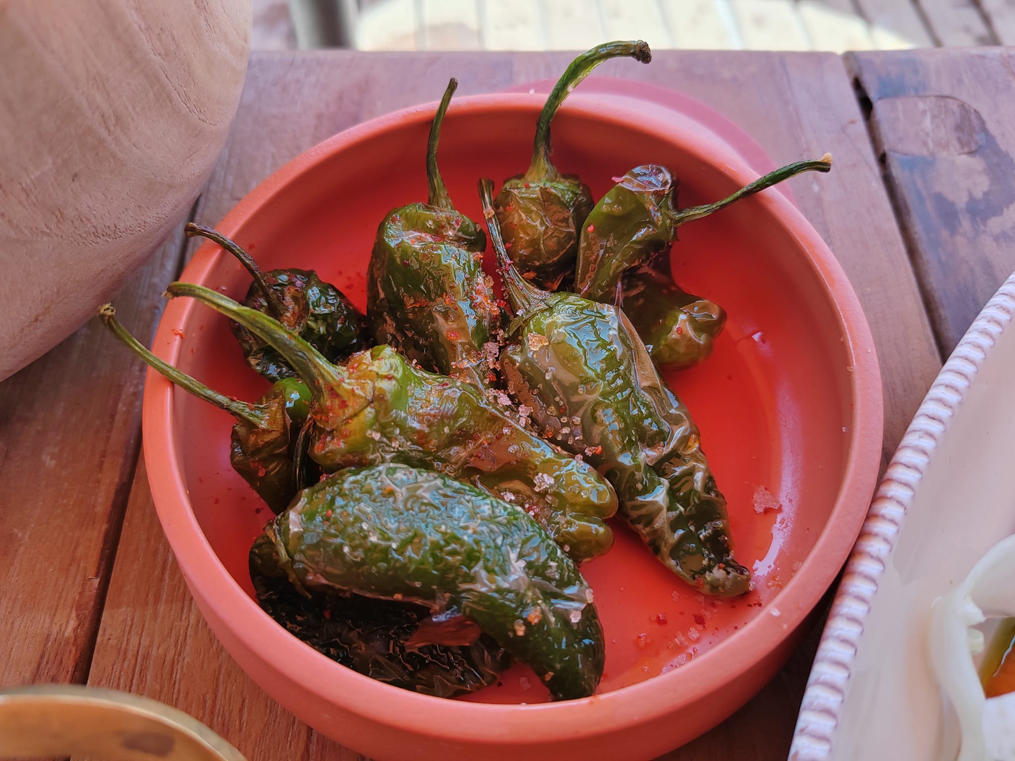 Pimientos de padrón - Copal Beach : nouvelle plage par Juan Arbelaez à Cannes