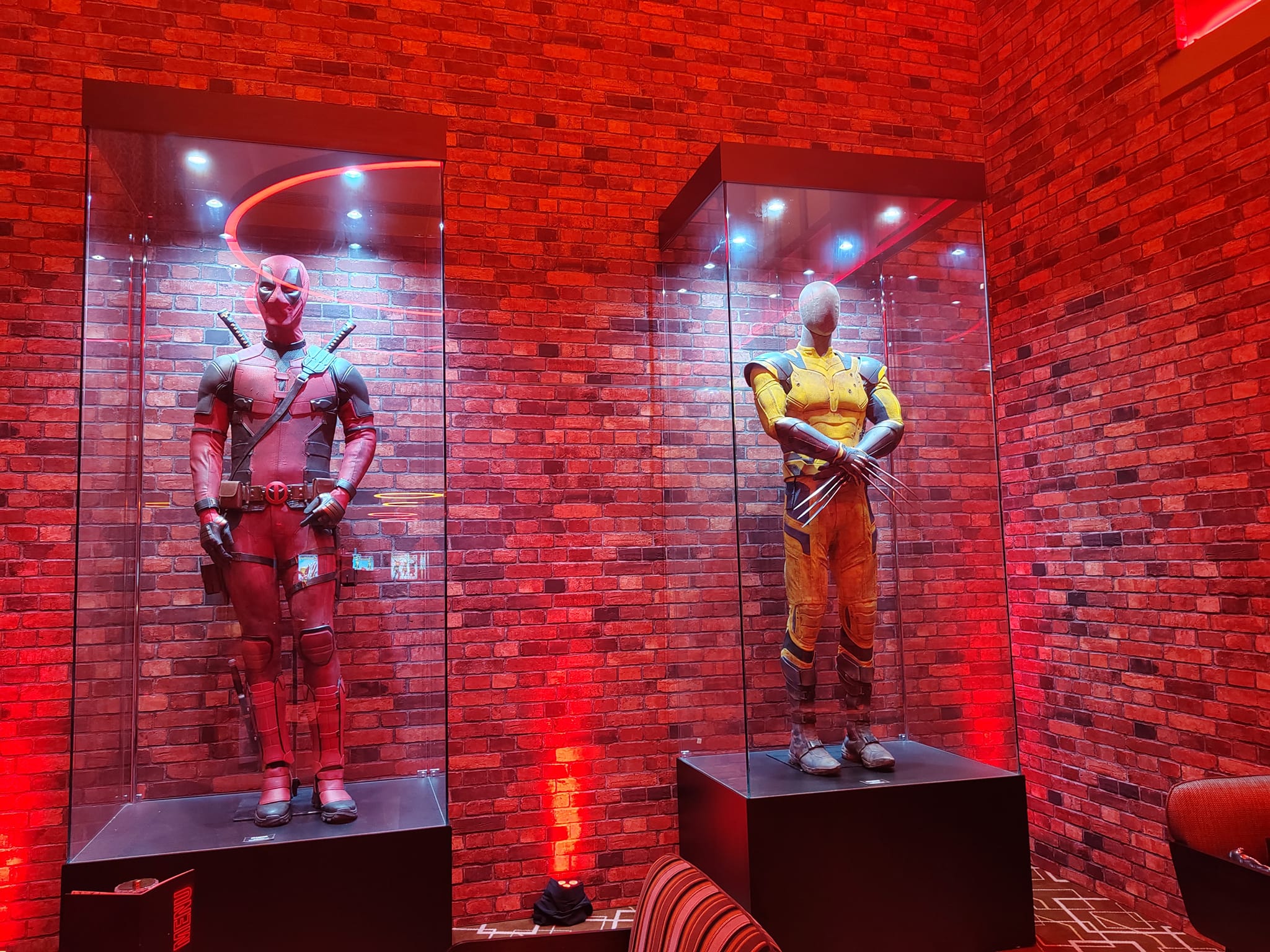 Costumes du film - Bar caché Deadpool & Wolverine - Disneyland Paris (2024)