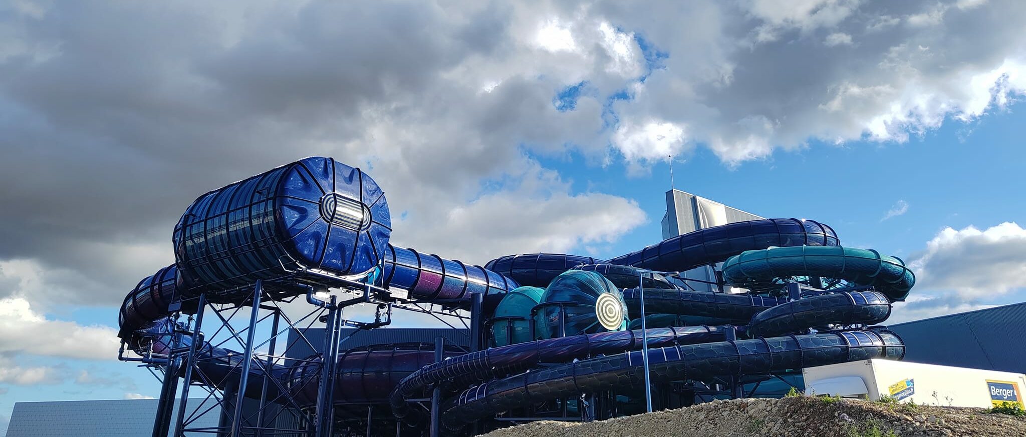 Enchevêtrement de toboggans - Aquascope (parc aquatique du Futuroscope) - Inauguration du 28 septembre 2024