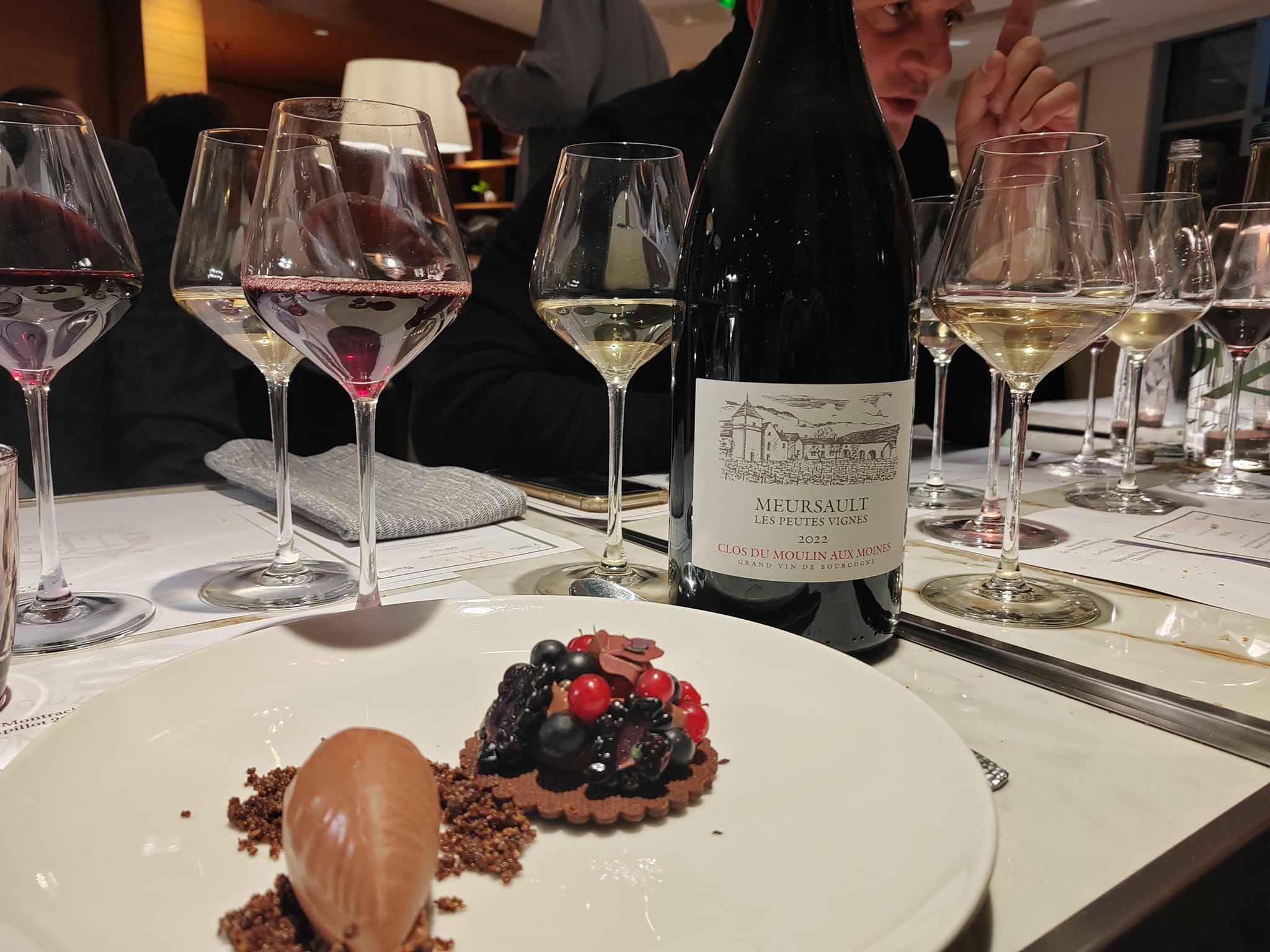 Clos du Moulin des Moines (Bourgogne) - Tarte aux fruits rouges, sorbet chocolat noir, avec un vin Meursault Les Petites vignes 2022