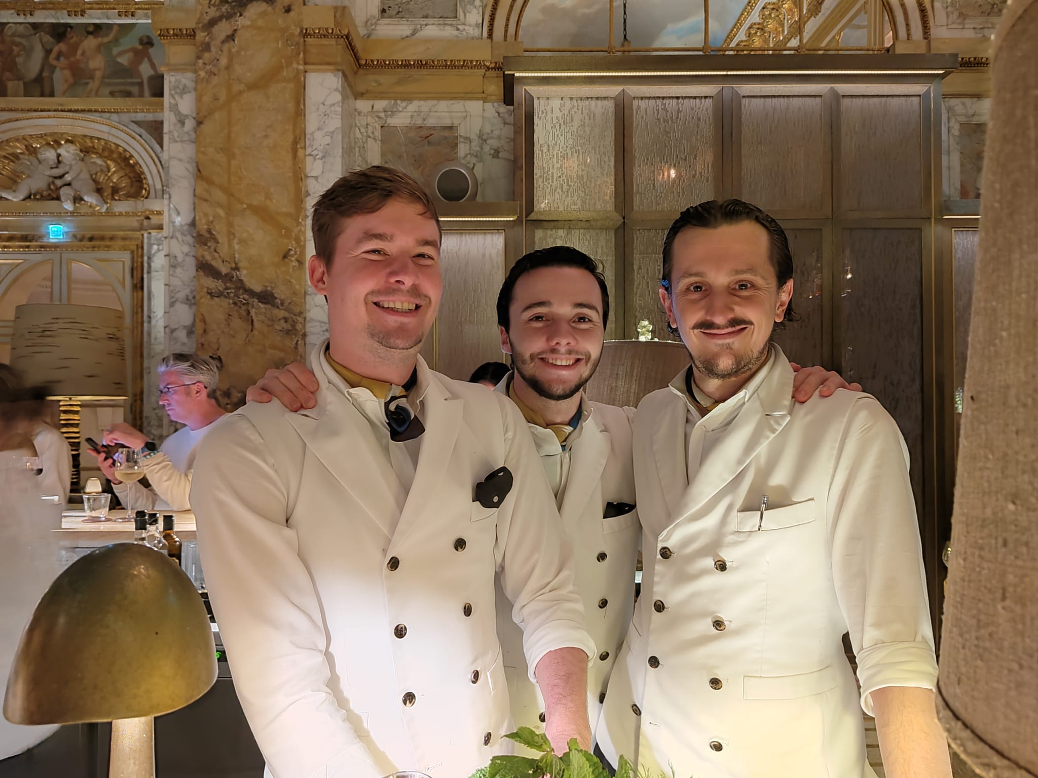 Hamilton Wegscheider, Benoît Pont et Nick Lakemond, bartenders au bar Les Ambassadeurs, Paris (octobre 2024)