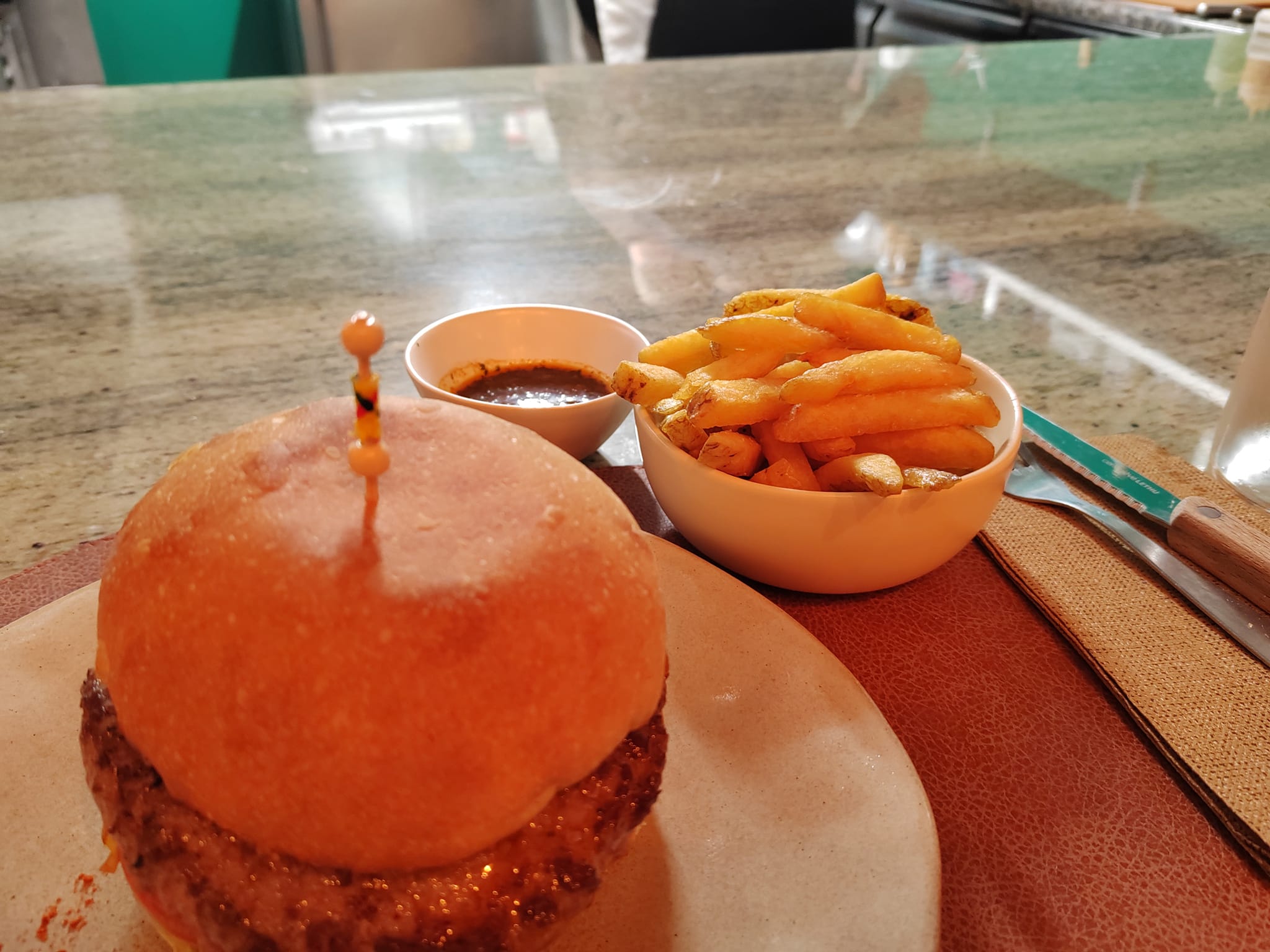 Restaurant Modjo - Les Sables-d'Olonne - Burger paprika fumé, sauce chimichurri, frites