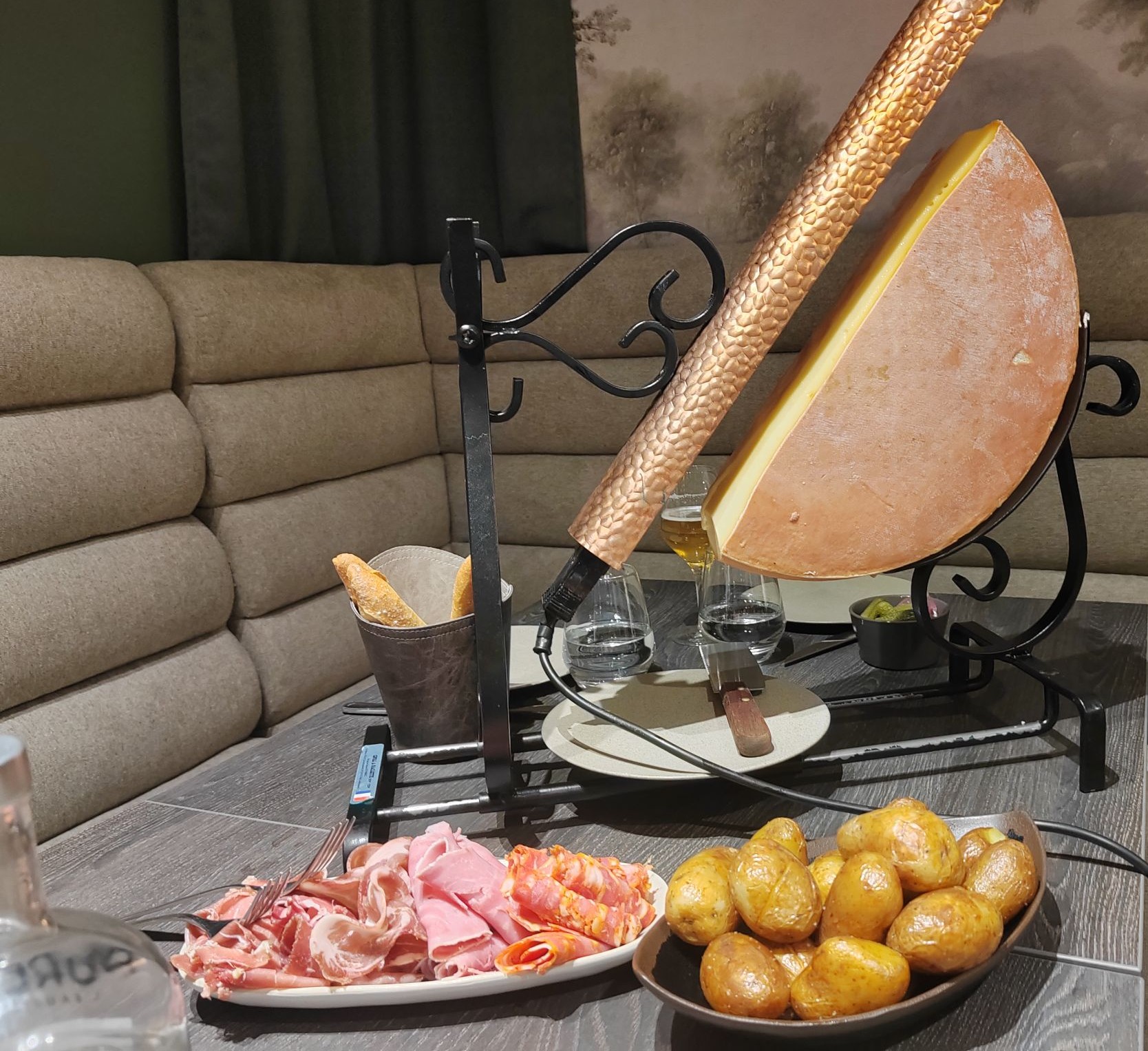 Raclette au lait du Jura - Hôtel Castel Maintenon